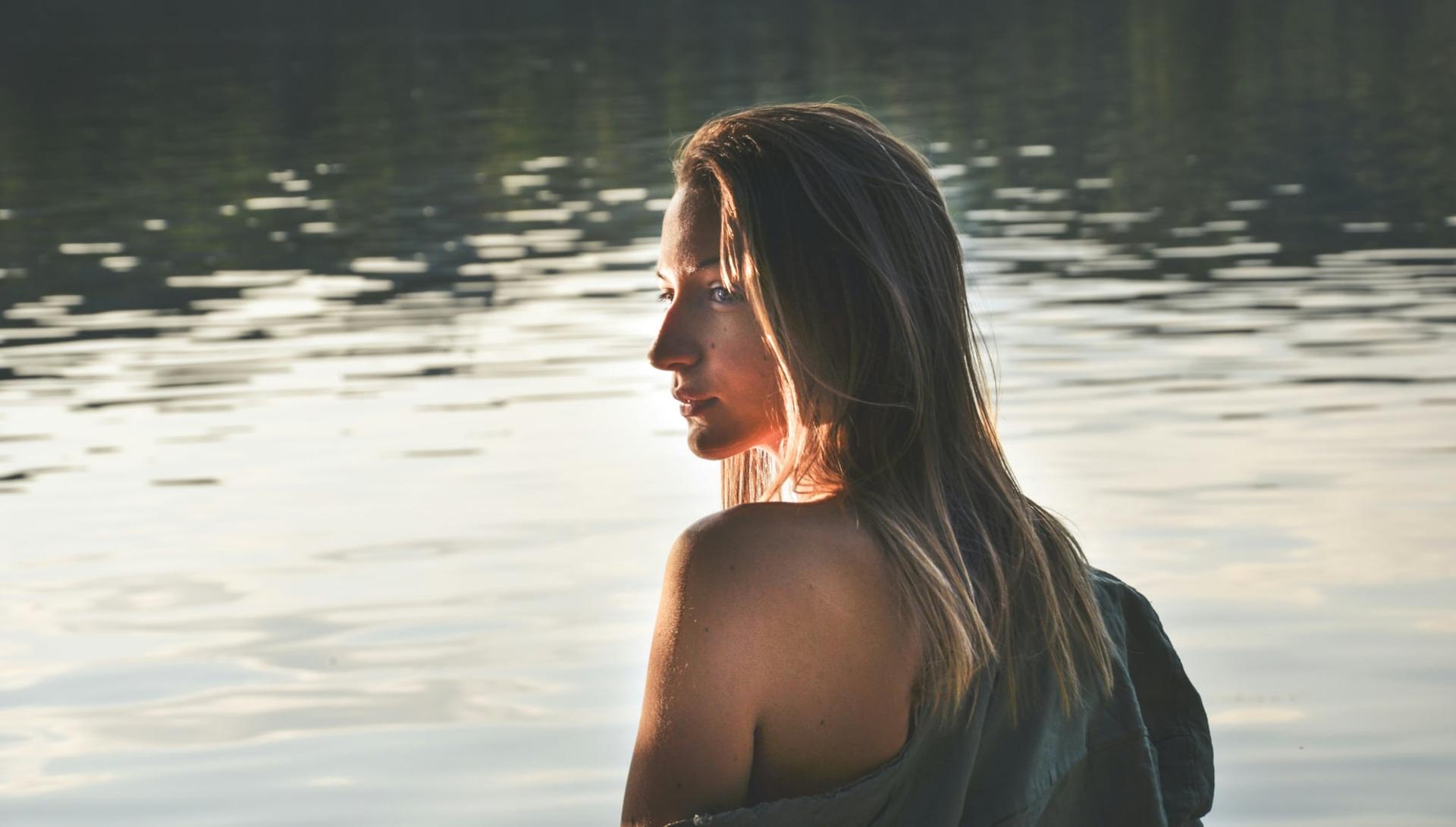 5 kleine Zeichen, dass deine innere Kraft erwacht — Lebensstil