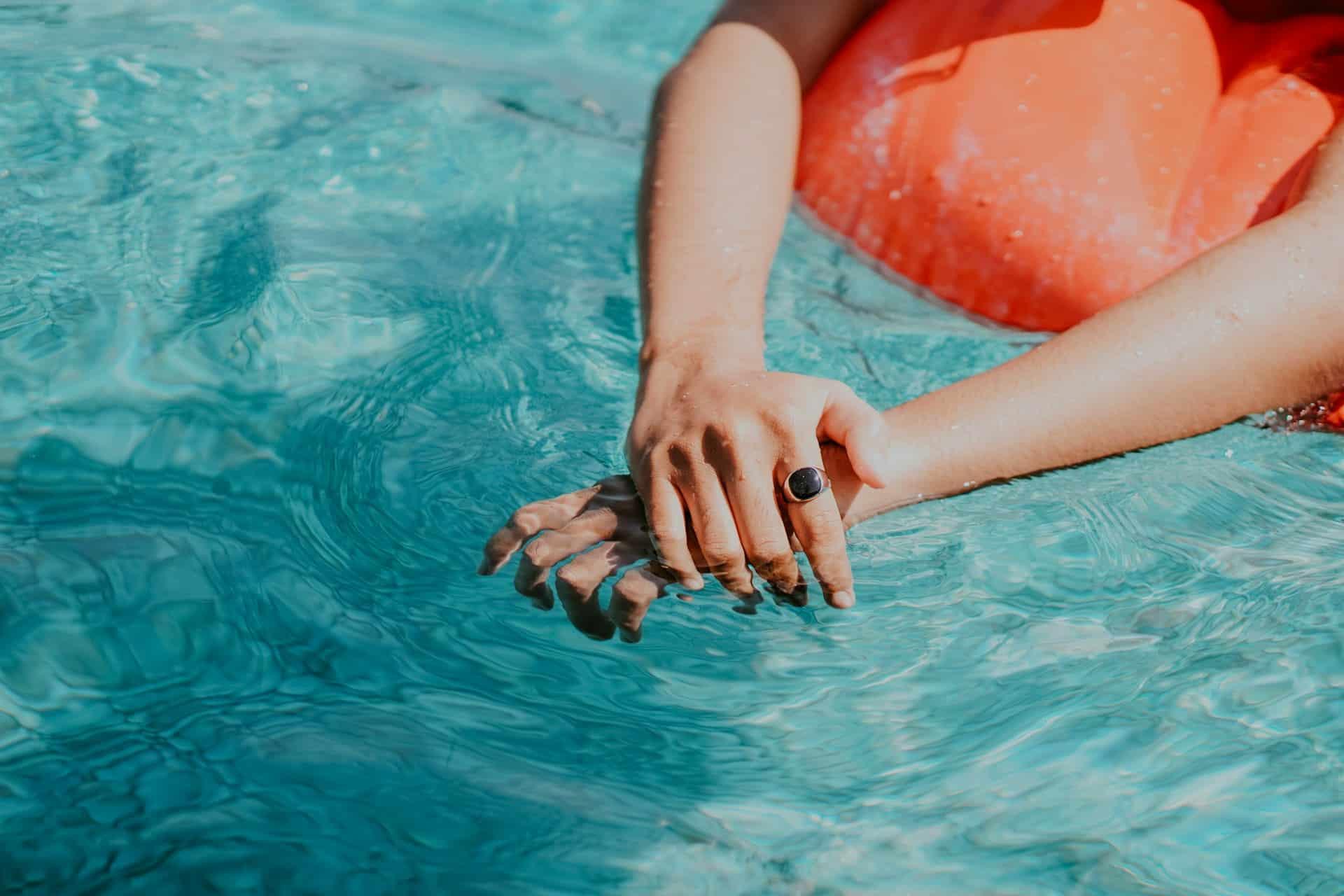 Warum werden deine Finger schrumpelig, wenn du lange im Wasser bist? Die wichtige evolutionäre Rolle dahinter — Gesundheit