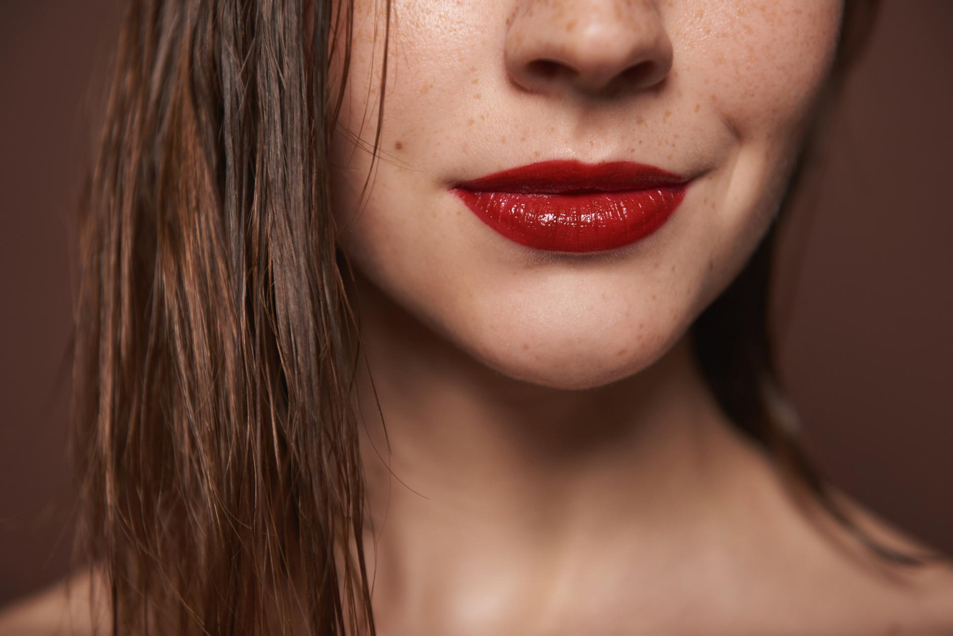4 klassische Lippenstiftfarben, mit denen dein Make-up immer strahlt — Gesicht