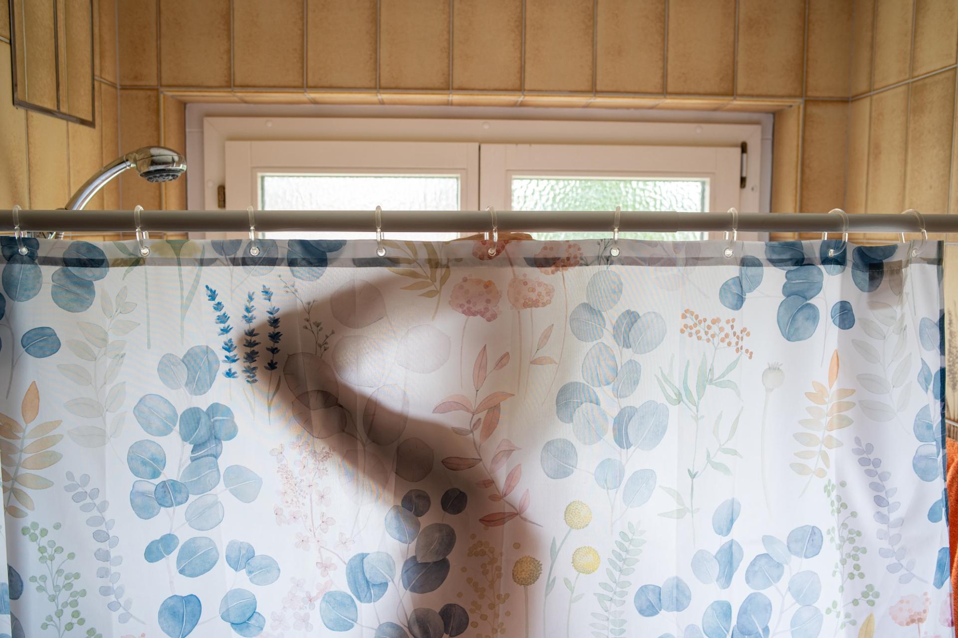 Urinieren unter der Dusche: Gesunde Gewohnheit oder Risiko? — Gesundheit