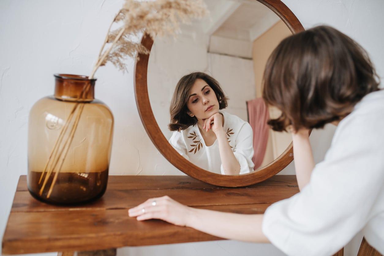 3 pasos para aumentar tu autoconfianza con mantras frente al espejo — Estilo de vida