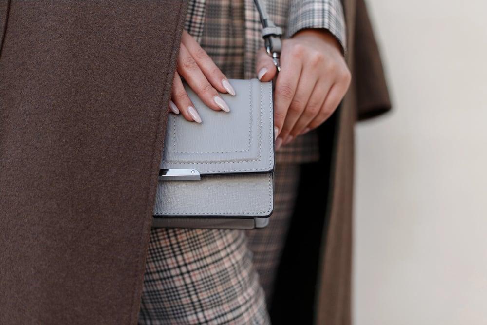 Questa tendenza di colore è perfetta con la borsa grigia – ecco perché — Moda