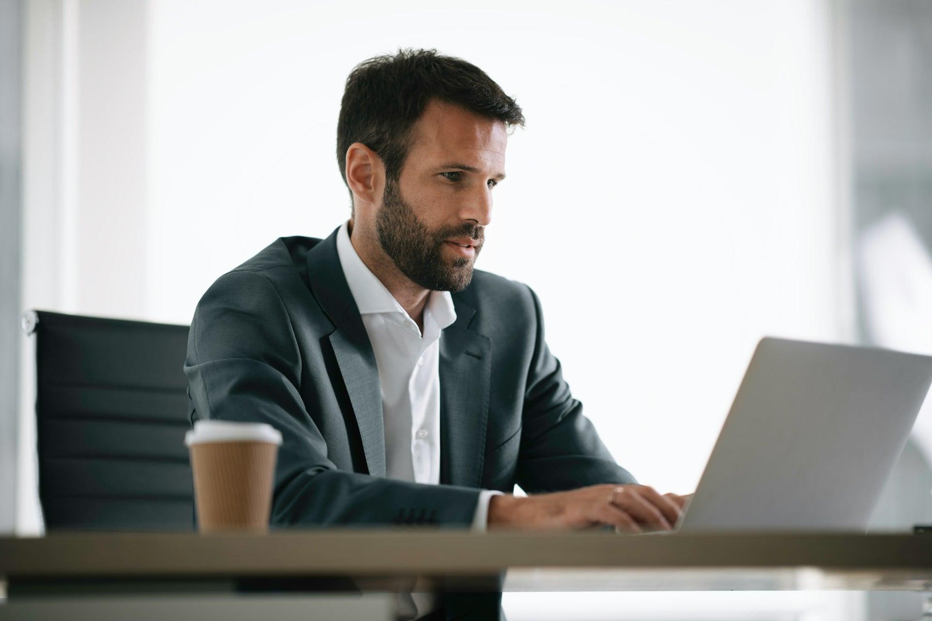 Il primo amore di un uomo è il lavoro, non la moglie — Relazione