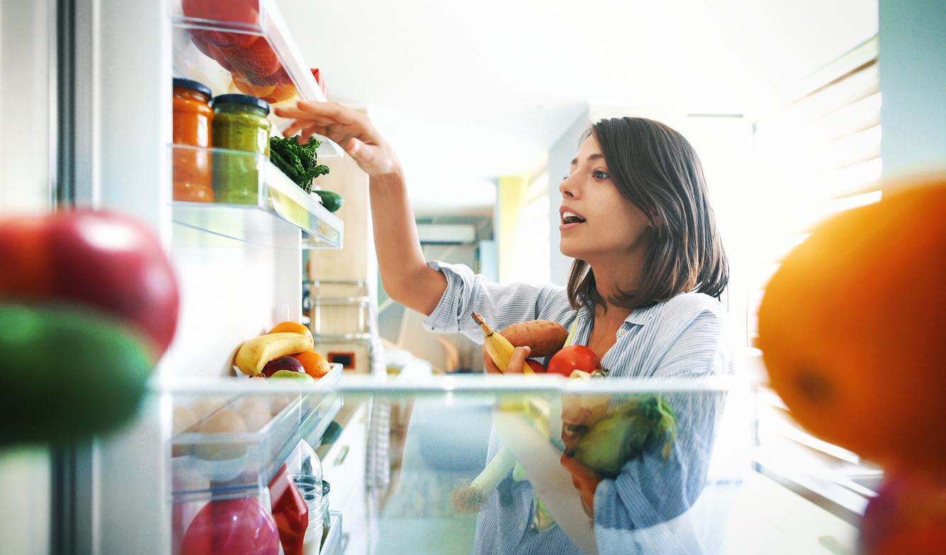 Ce n’est pas juste pour y fourrer les sauces : comment utiliser correctement le tiroir du bas de ton frigo — Ménage