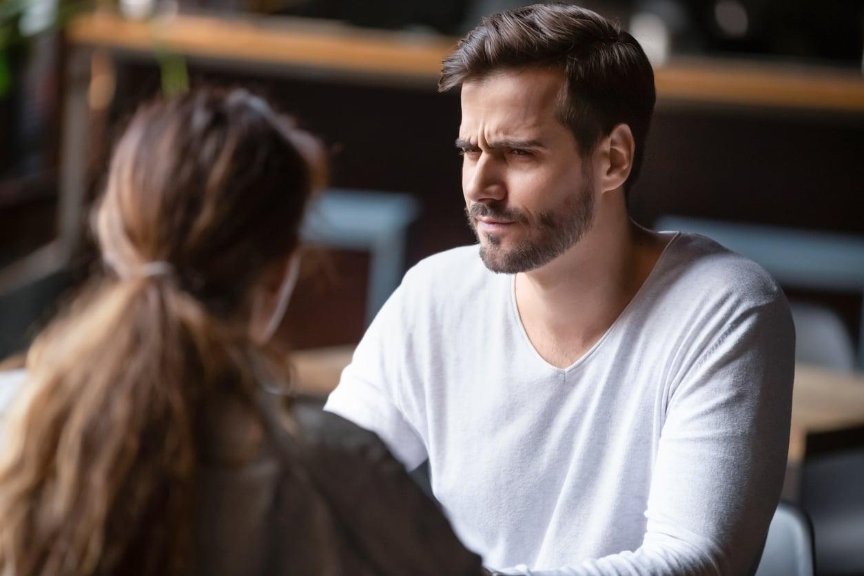 Diese sicheren Anzeichen zeigen, dass dein Partner eifersüchtig auf deine Erfolge ist — Beziehung