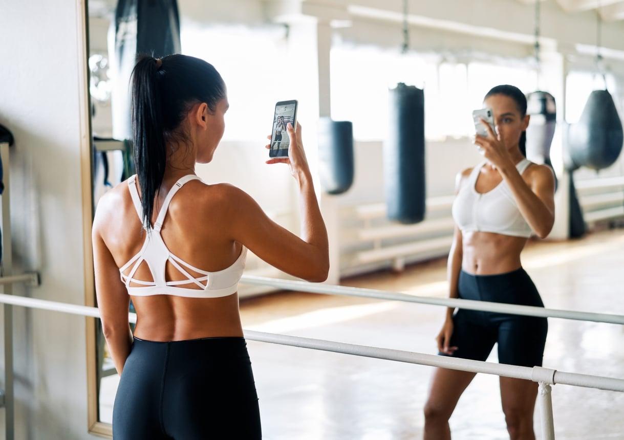 Ist es peinlich, im Fitnessstudio Selfies zu machen? Nur wenn du Plus Size bist, dann nicht. — Lebensstil