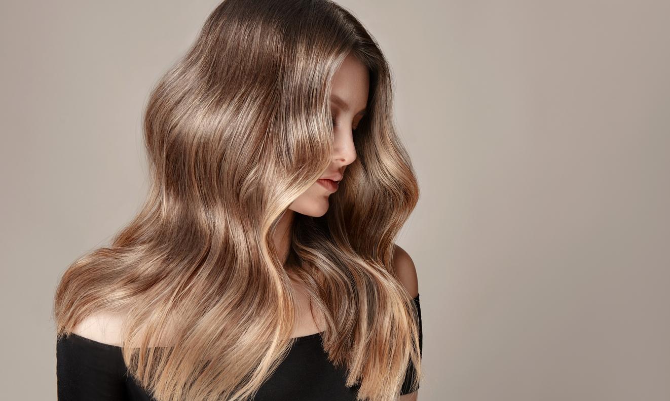Les années 70 s’invitent dans les coiffures d’automne. Couleurs et coupes qui claquent — Cheveux