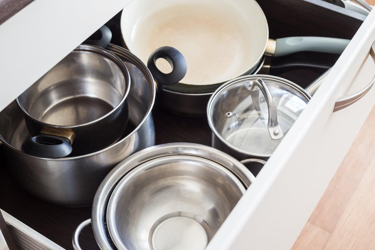 3 erreurs courantes de rangement qui abîment toutes vos casseroles et poêles — Ménage