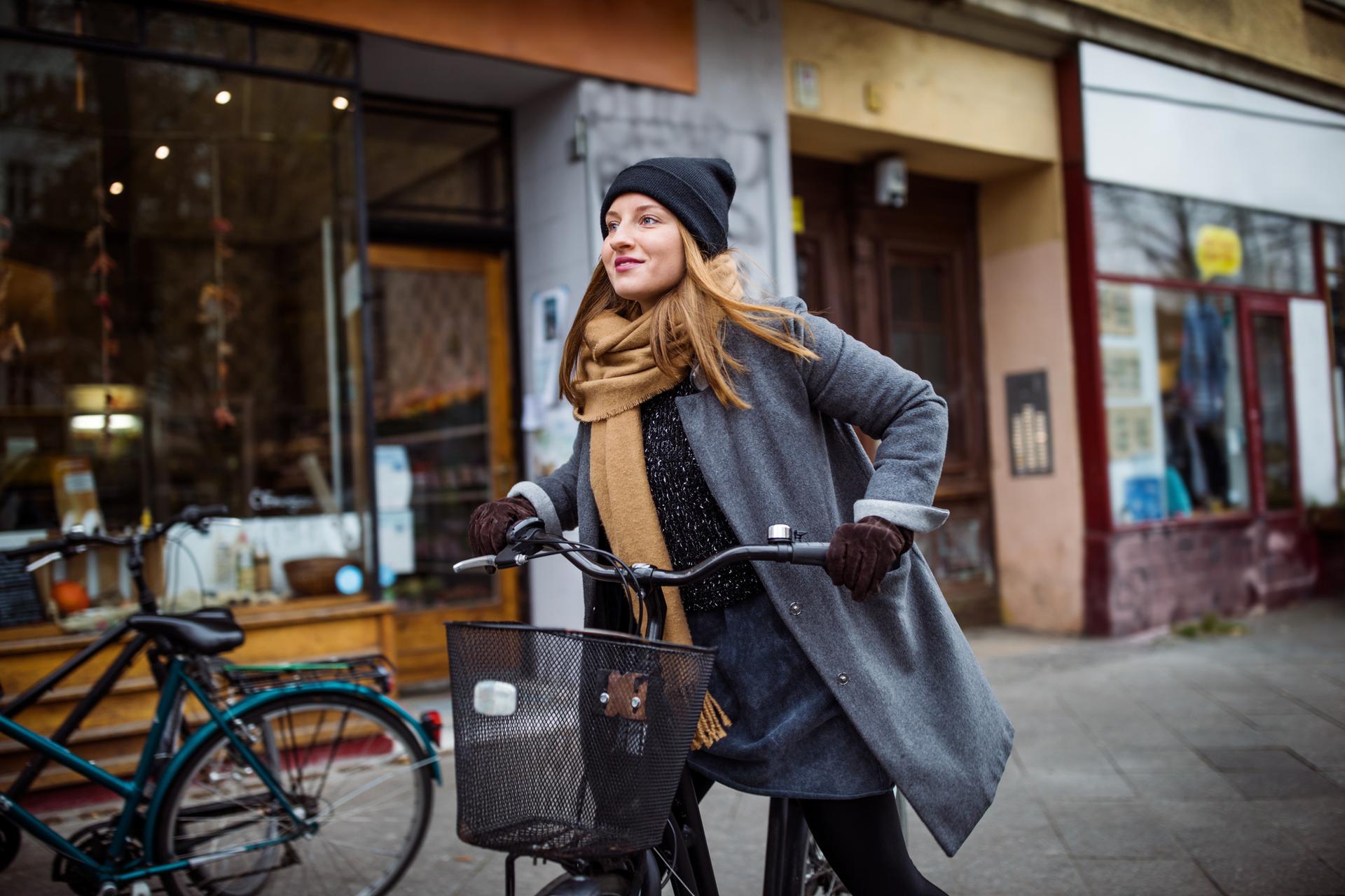 Perché indossare una sciarpa: cosa succede se resti al freddo con il collo scoperto — Moda