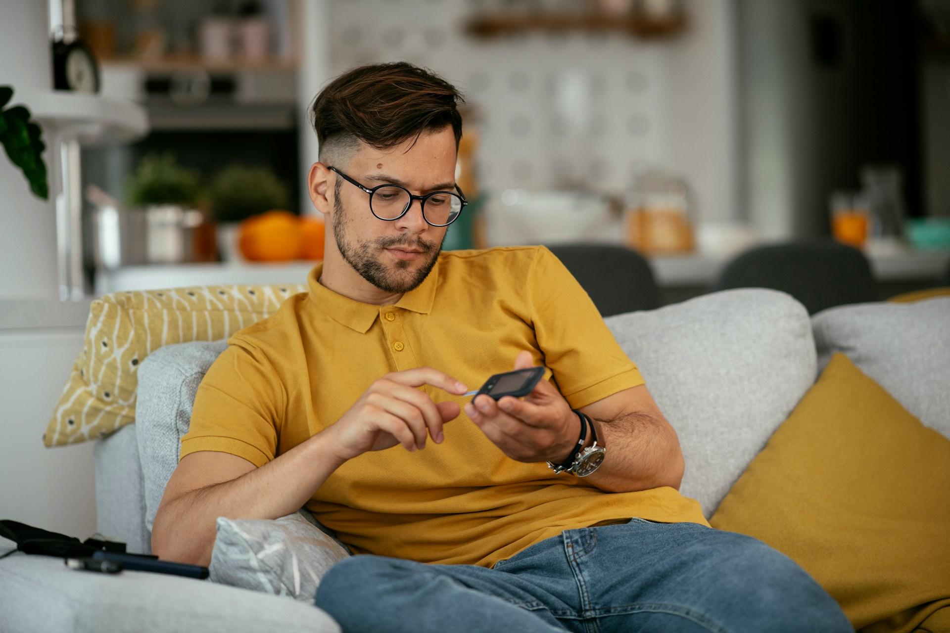 5 verräterische Zeichen, dass dein Partner heimlich noch an den Ex denkt — Beziehung