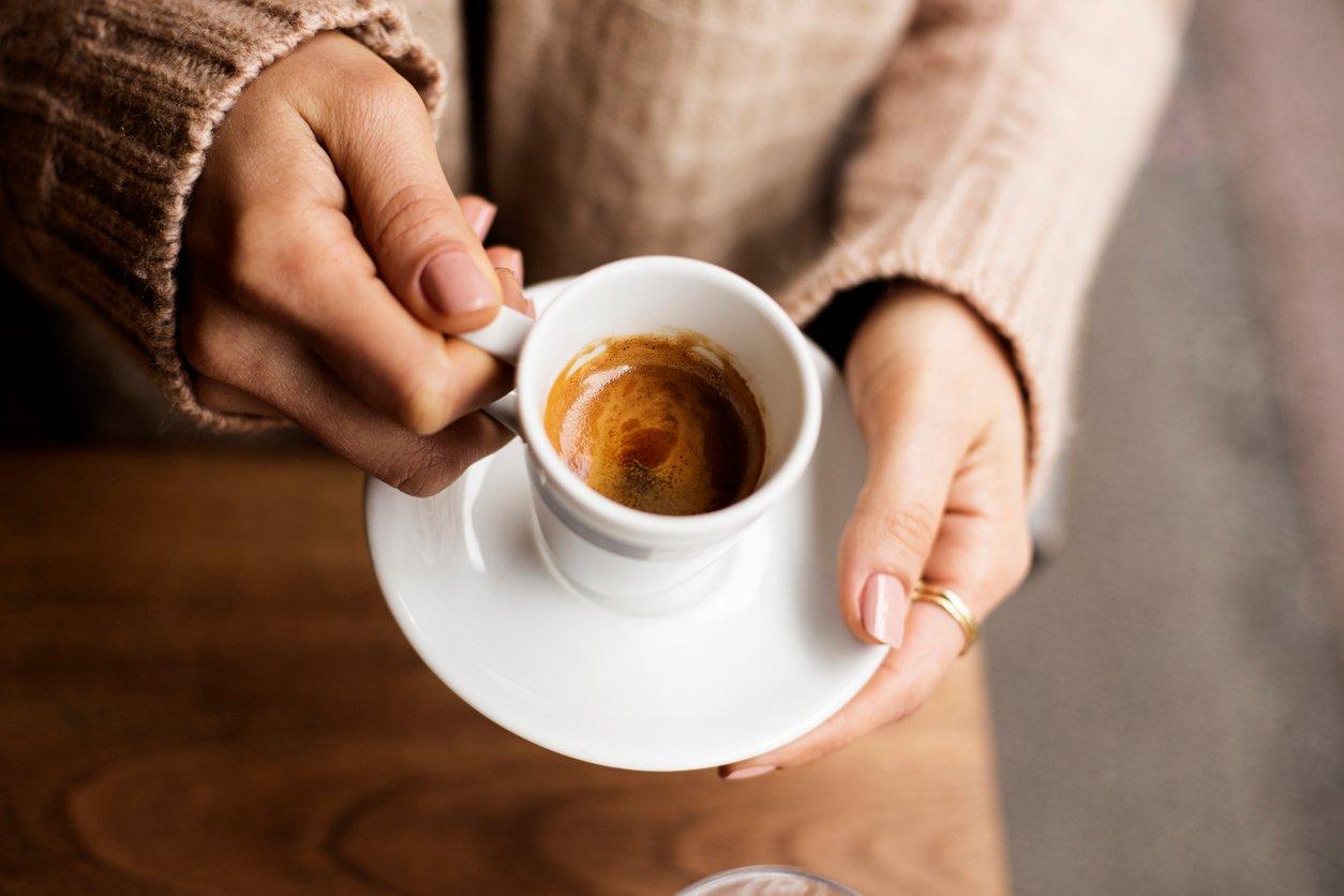So wirkt es auf deinen Körper, wenn du morgens auf nüchternen Magen sofort Kaffee trinkst — Lebensstil