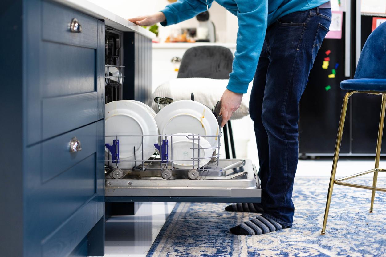 “Aiuto, la lavastoviglie lascia le stoviglie sporche!” Ecco come farla tornare efficiente — Economia domestica