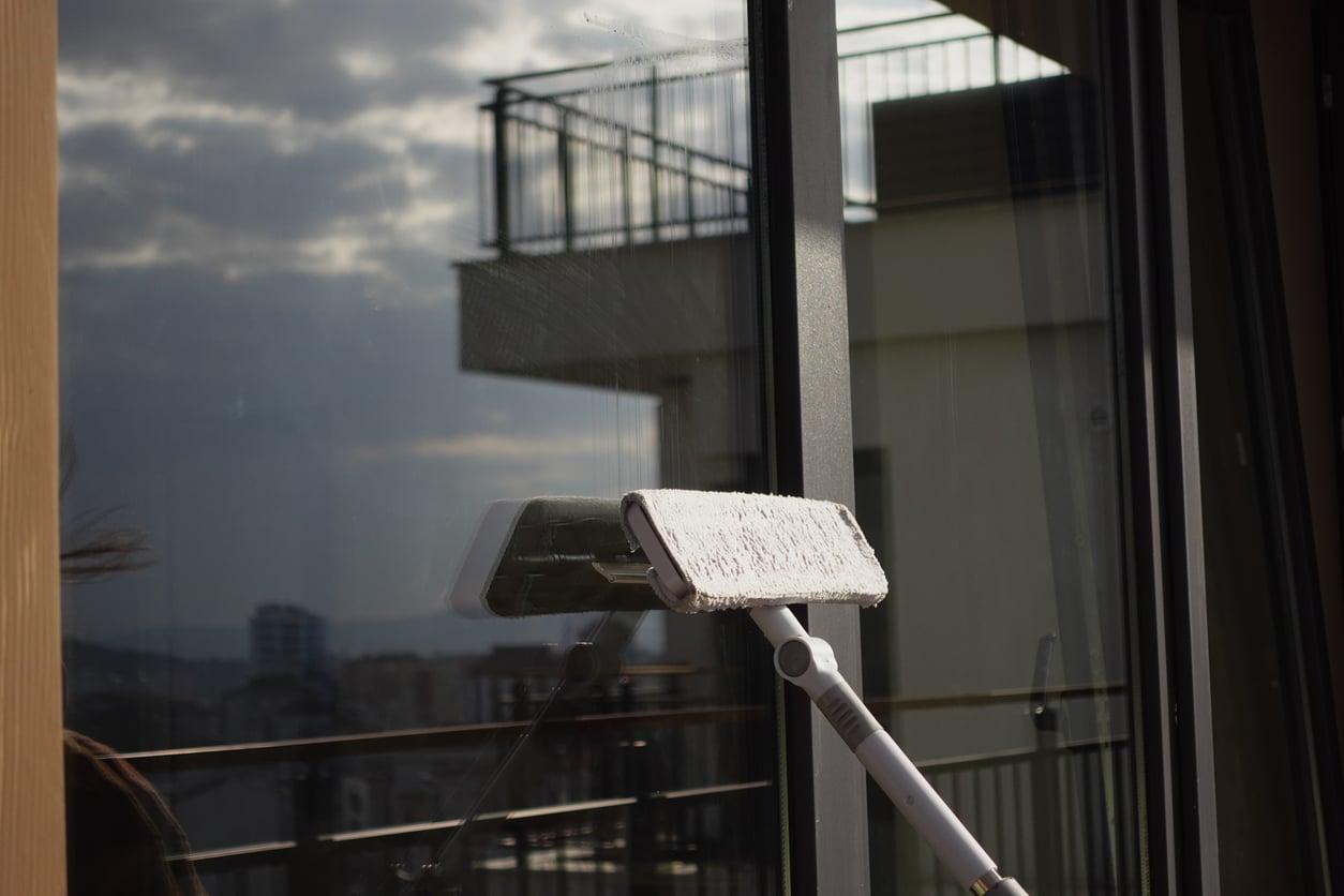Wie du schwer erreichbare Außenfenster sicher reinigst: Tipps & Tricks — Haushalt