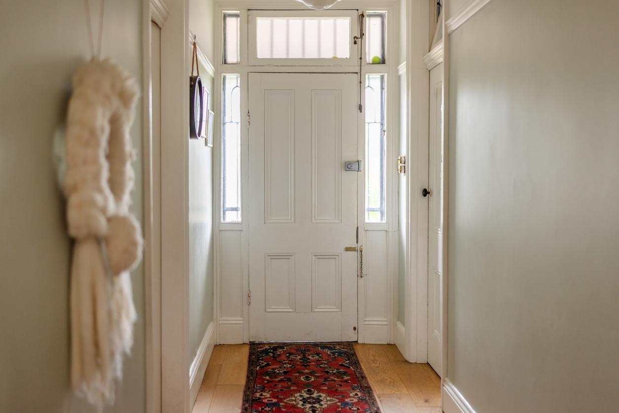 6 detalles que hacen que tu pasillo parezca aún más estrecho — Decoración
