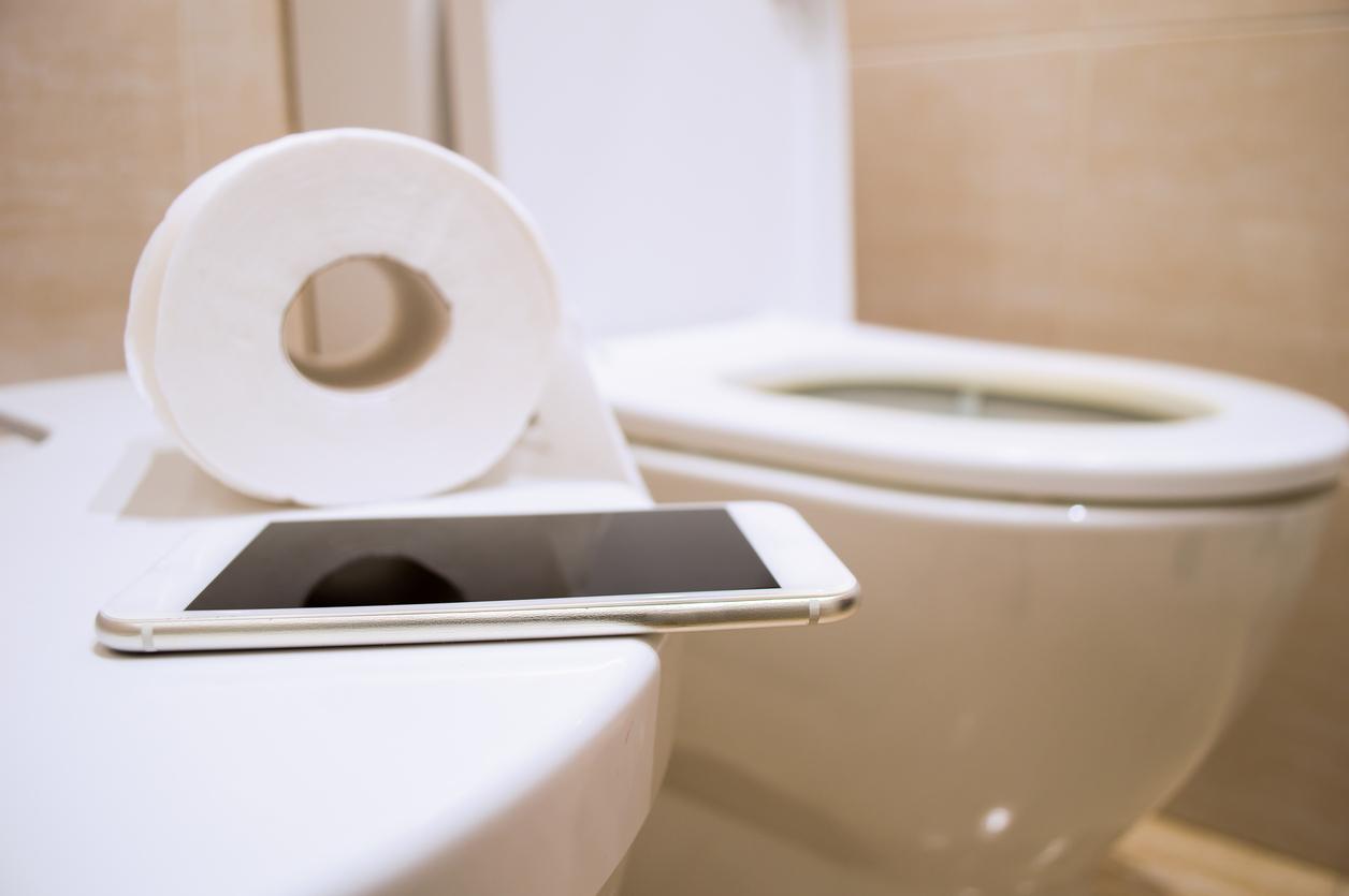 Ecco cosa succede al tuo corpo quando usi il telefono in bagno — Salute