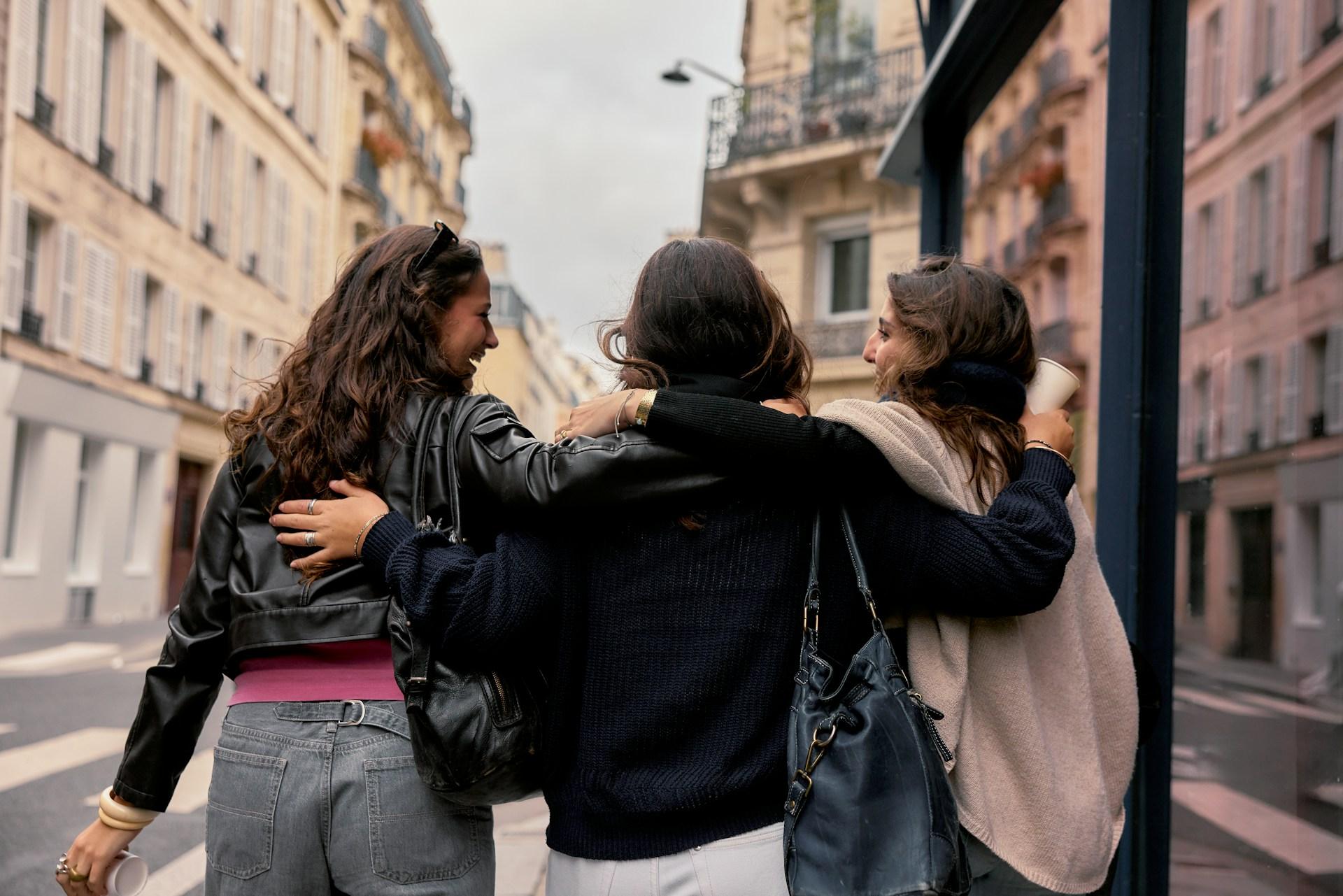 «Le donne si legano confidandosi» - 3 motivi per cui le amicizie femminili sono più forti — Mente e anima