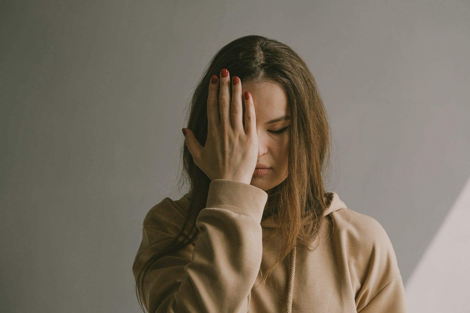 « Tu n’es pas froid·e, tu as juste appris à survivre » – la vraie raison du bouclier émotionnel — Mode de vie