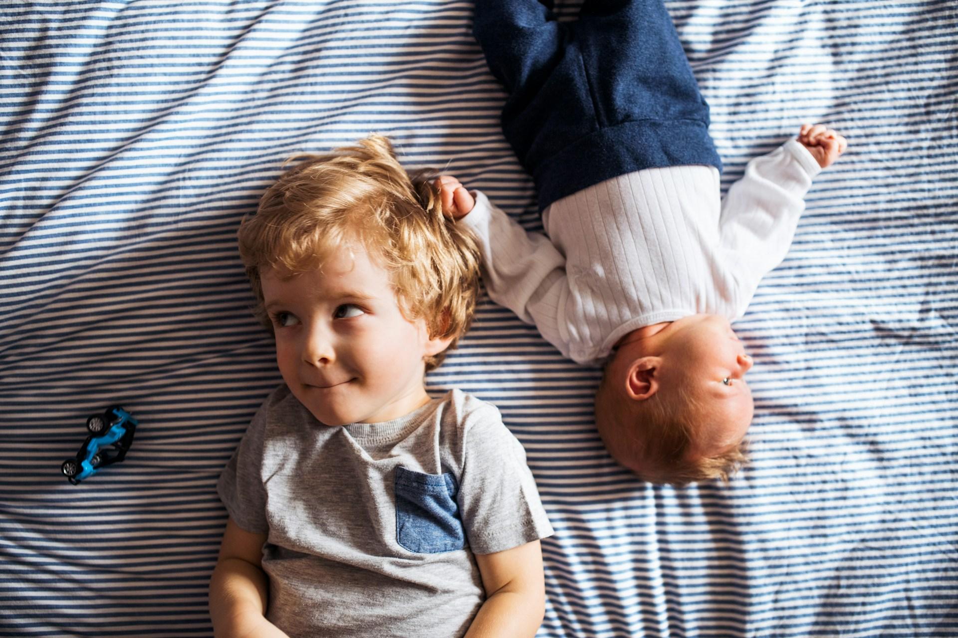 « Il m’a regardée dans les yeux puis a lancé le Rubik’s Cube au visage de son petit frère » Quand l’enfant ne se réjouit pas de l’arrivée du petit frère — Famille