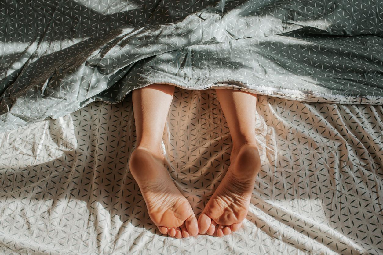 Warum schlafen wir besser, wenn wir die Füße aus der Decke hängen lassen? — Gesundheit