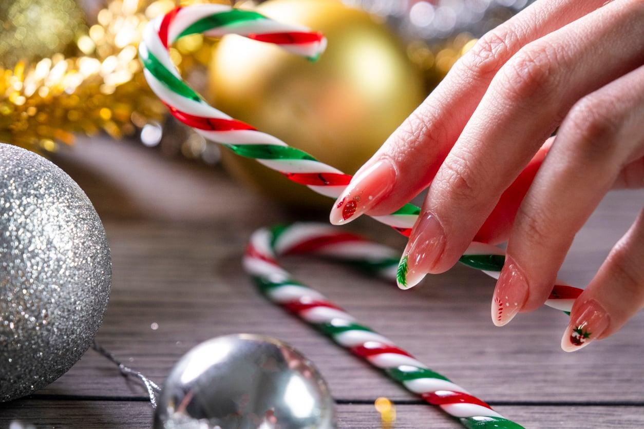 Unghie di Natale: le tendenze festive 2025 più luminose che mai! — Stile