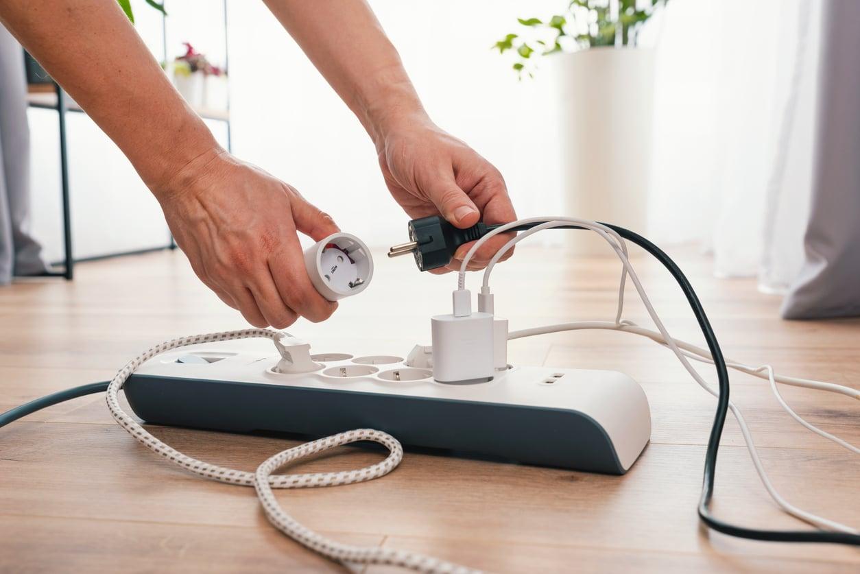 8 Dinge, die du niemals in eine Steckdosenleiste stecken solltest – Warnungen von Elektrikern — Haushalt