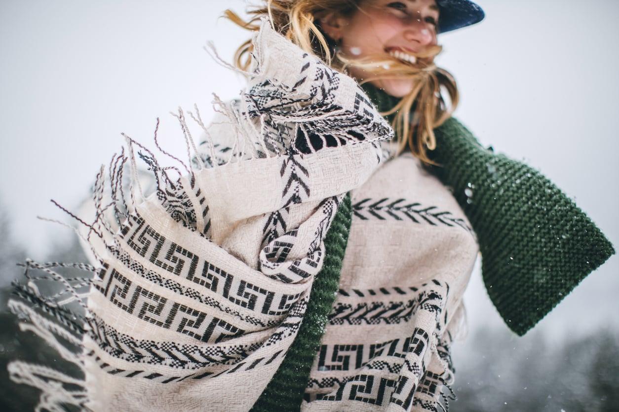 Bufandas hermosas que renovarán tu outfit de invierno — Moda