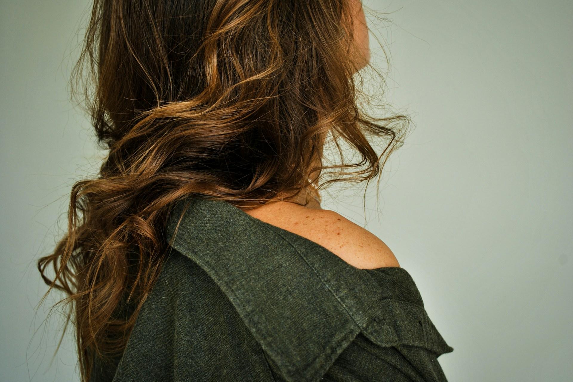 Dimentica il pettine! Queste acconciature spettinate sono le protagoniste dell’autunno — Capelli