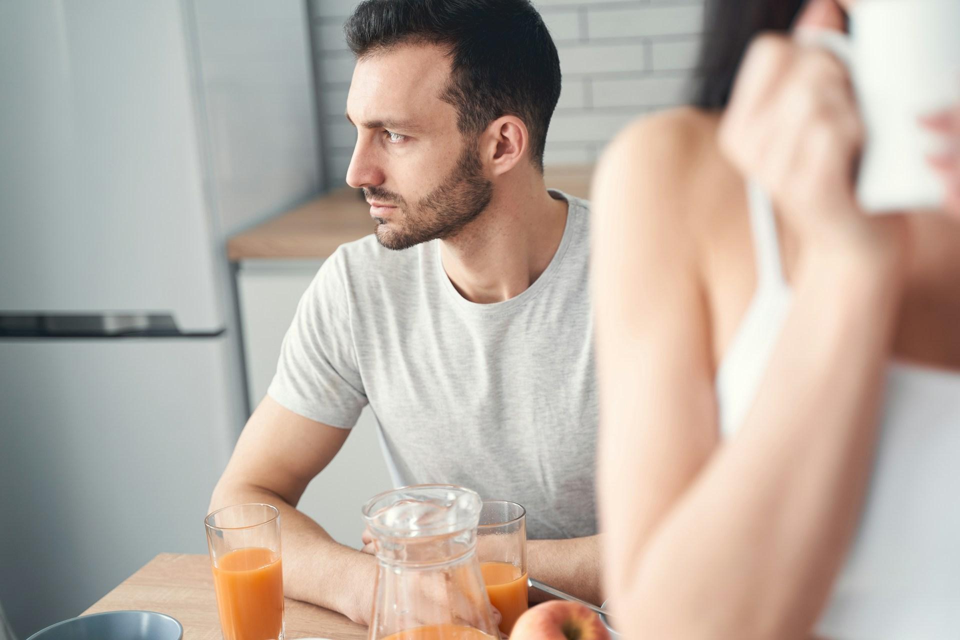 „Sie hat ihn überredet, eine Affäre zu beginnen" – Männer erzählen von den schlimmsten Freundinnen ihrer Partnerinnen — Beziehung