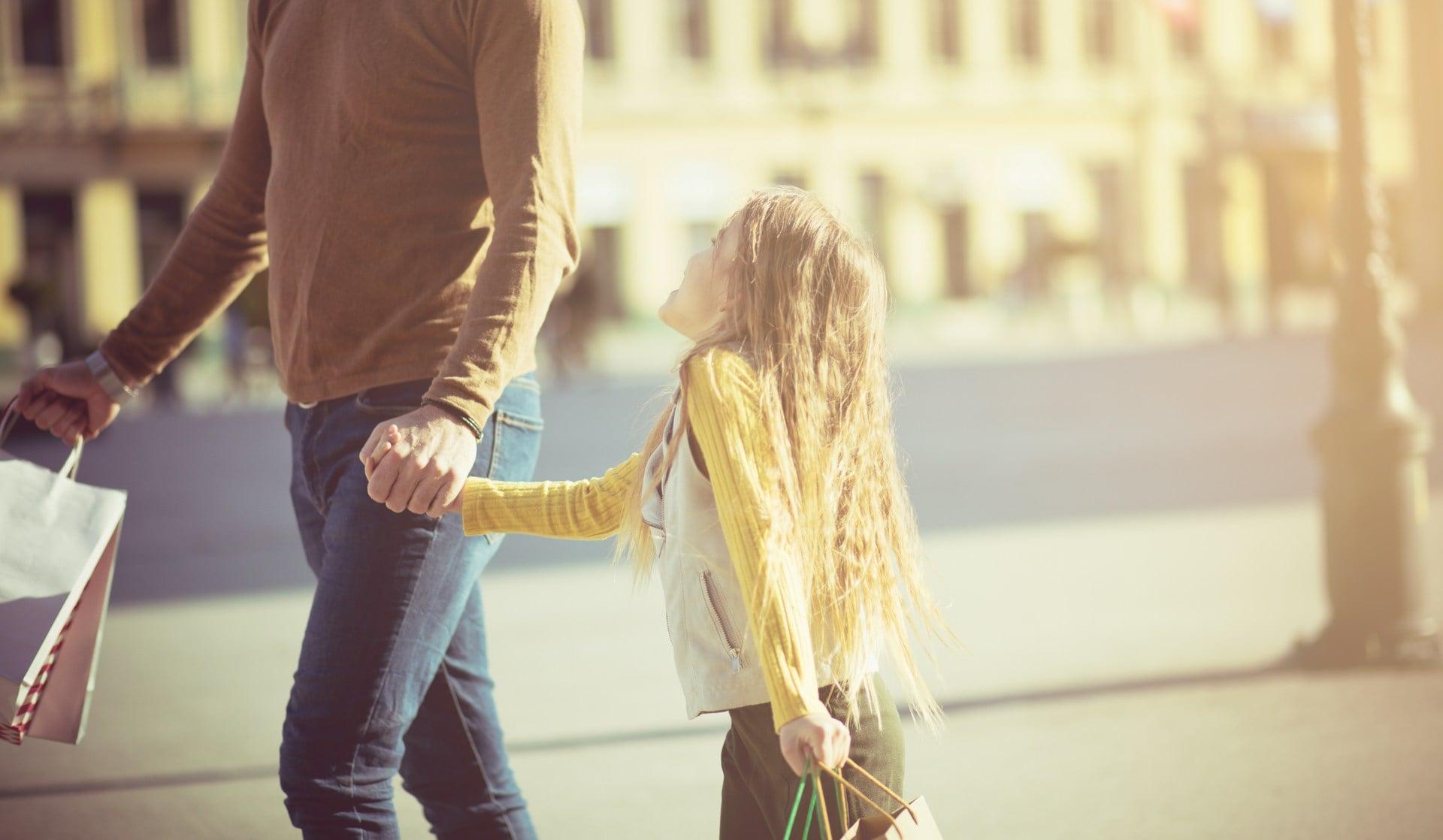 „Nicht zur starken Frau erzogen, sondern zur passiven Ehefrau" – Geschichten von Frauen, die ihr Vater großgezogen hat — Familie