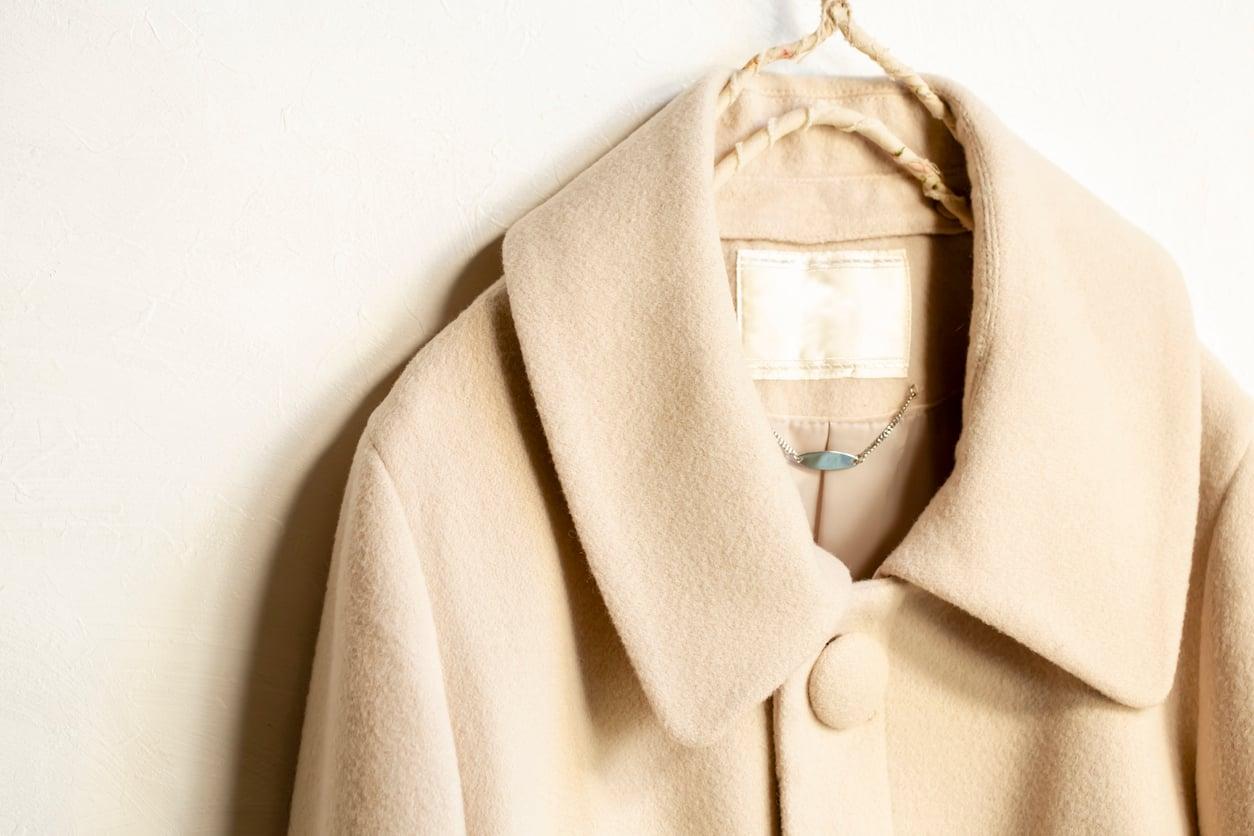 El único abrigo de invierno que nunca pasa de moda — Moda