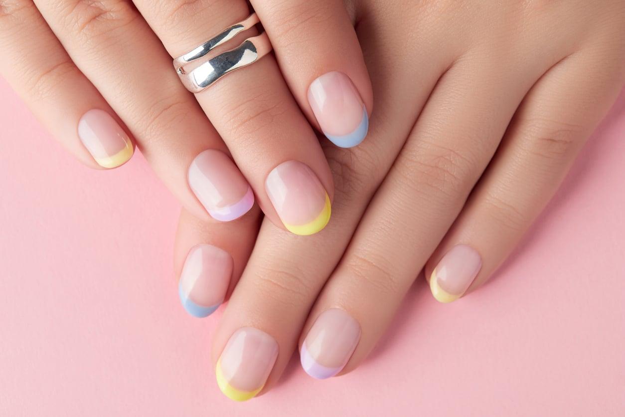 Minimalismo brillante: 5 idee per la manicure su unghie corte — Moda