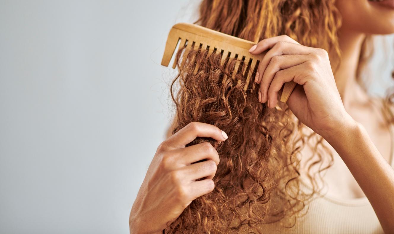 Tu as les cheveux bouclés ? Voici les erreurs qui peuvent abîmer tes boucles si tu ne fais pas attention — Cheveux