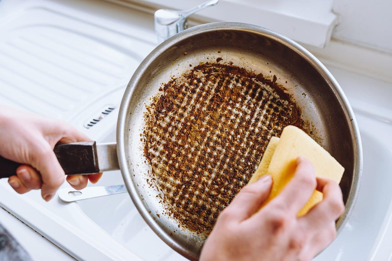 Vergiss das Schrubben! Der beste Trick, um angebrannte Essensreste zu entfernen — Haushalt