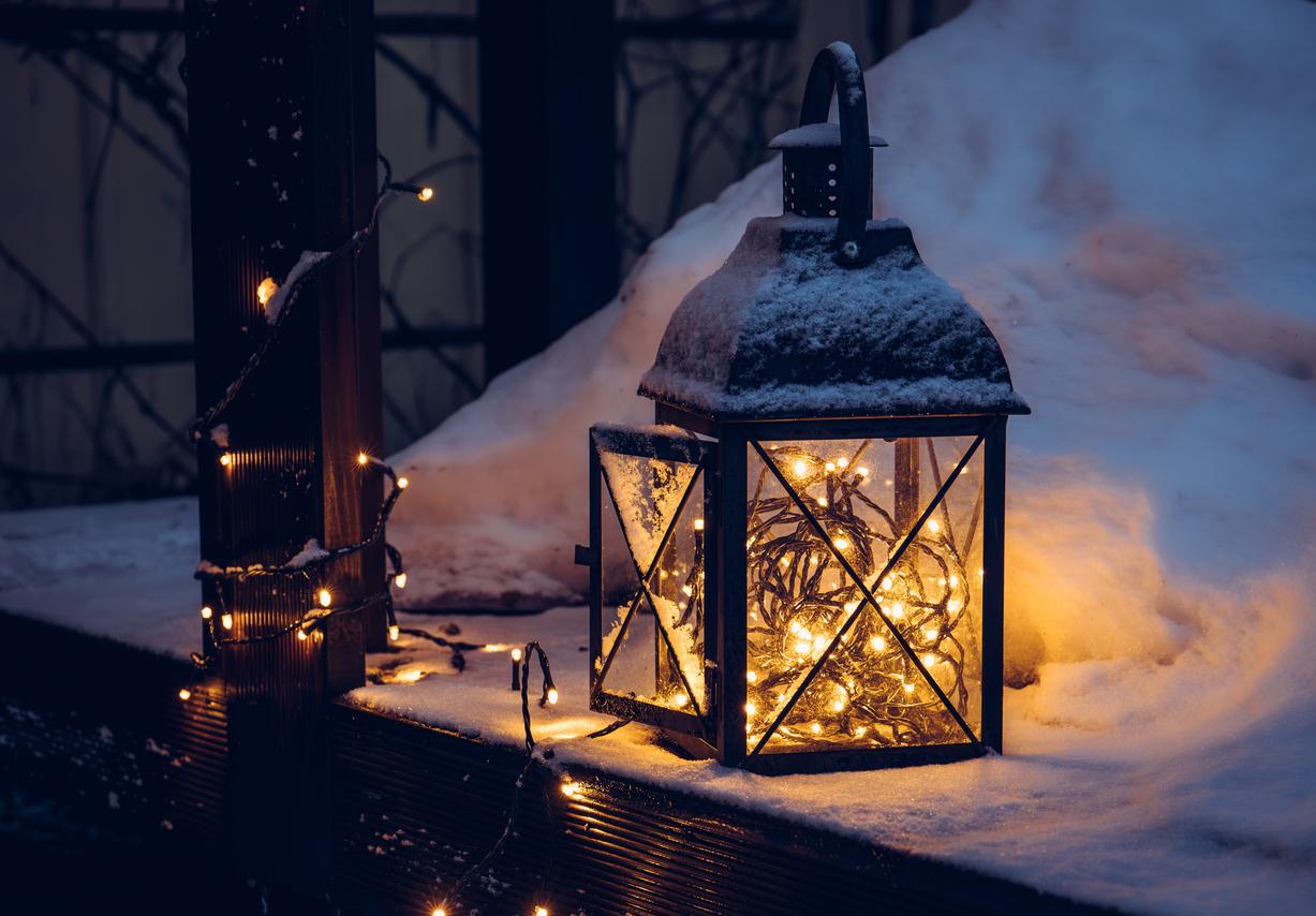 ¿Luces bajo el alero? 7 ideas para decorar exteriores y crear un ambiente festivo mágico — Decoración