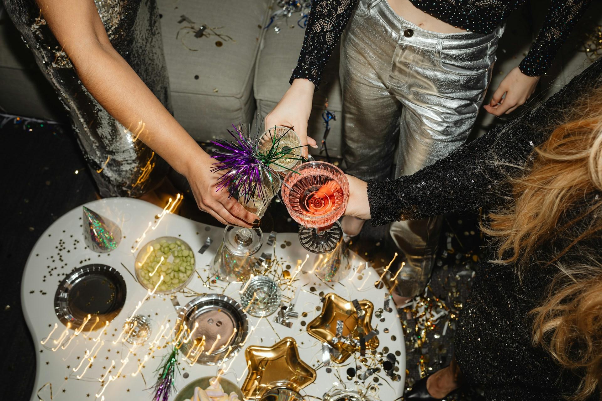 «Cacciata da una festa e in lacrime per strada ho incontrato il mio futuro marito» - 10 storie speciali di Capodanno — Tempo libero