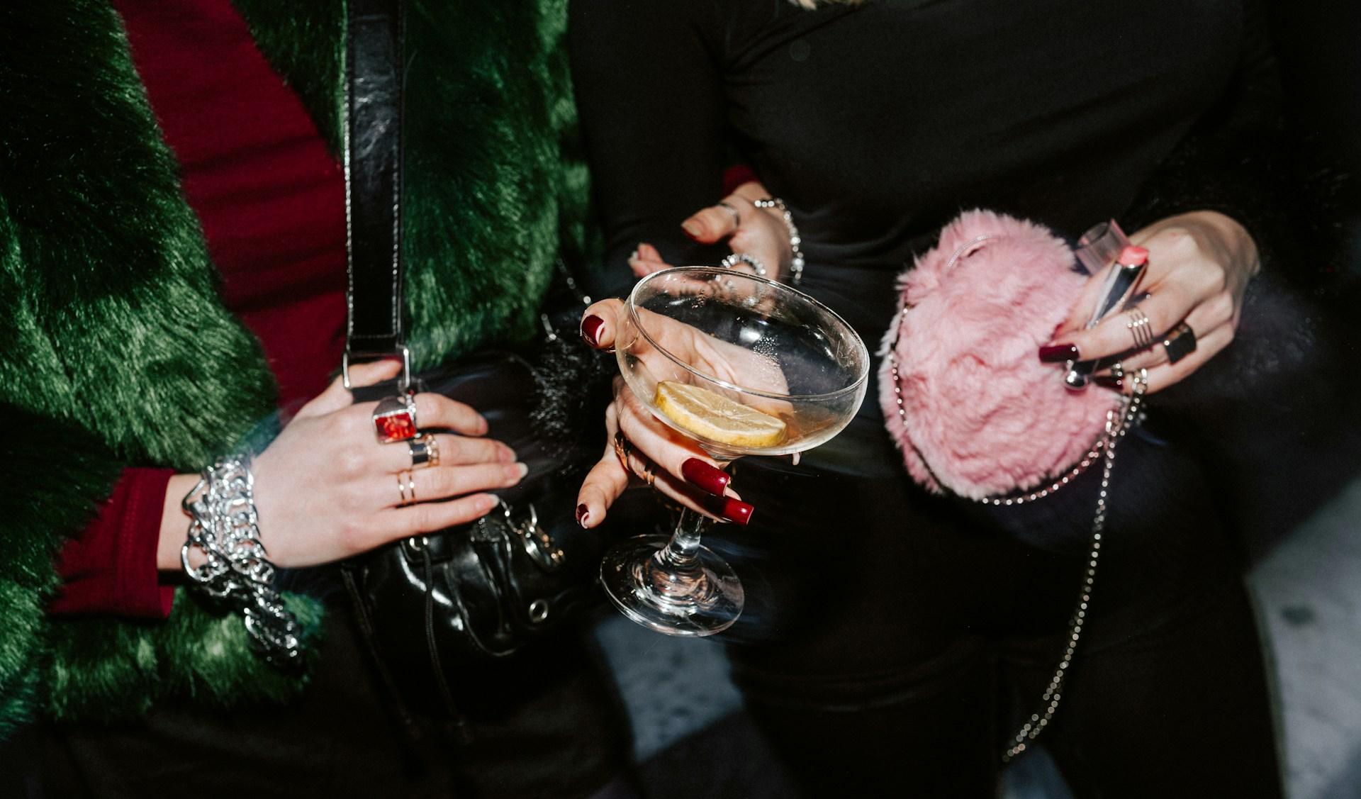 Les accessoires les plus élégants pour les fêtes d’hiver qui vous font briller sur le tapis rouge — Mode