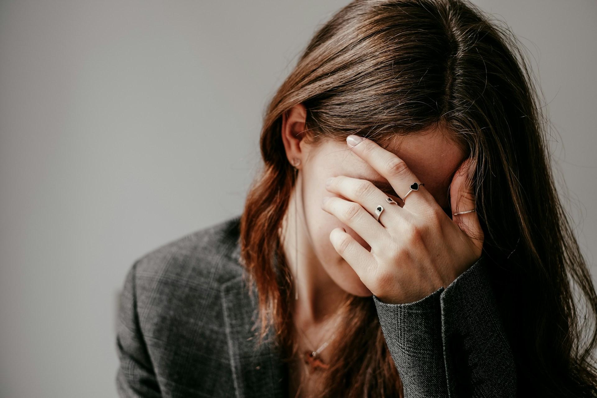 Sentimenti invisibili: 6 ansie “nascoste” che molte donne portano con sé — Lifestyle