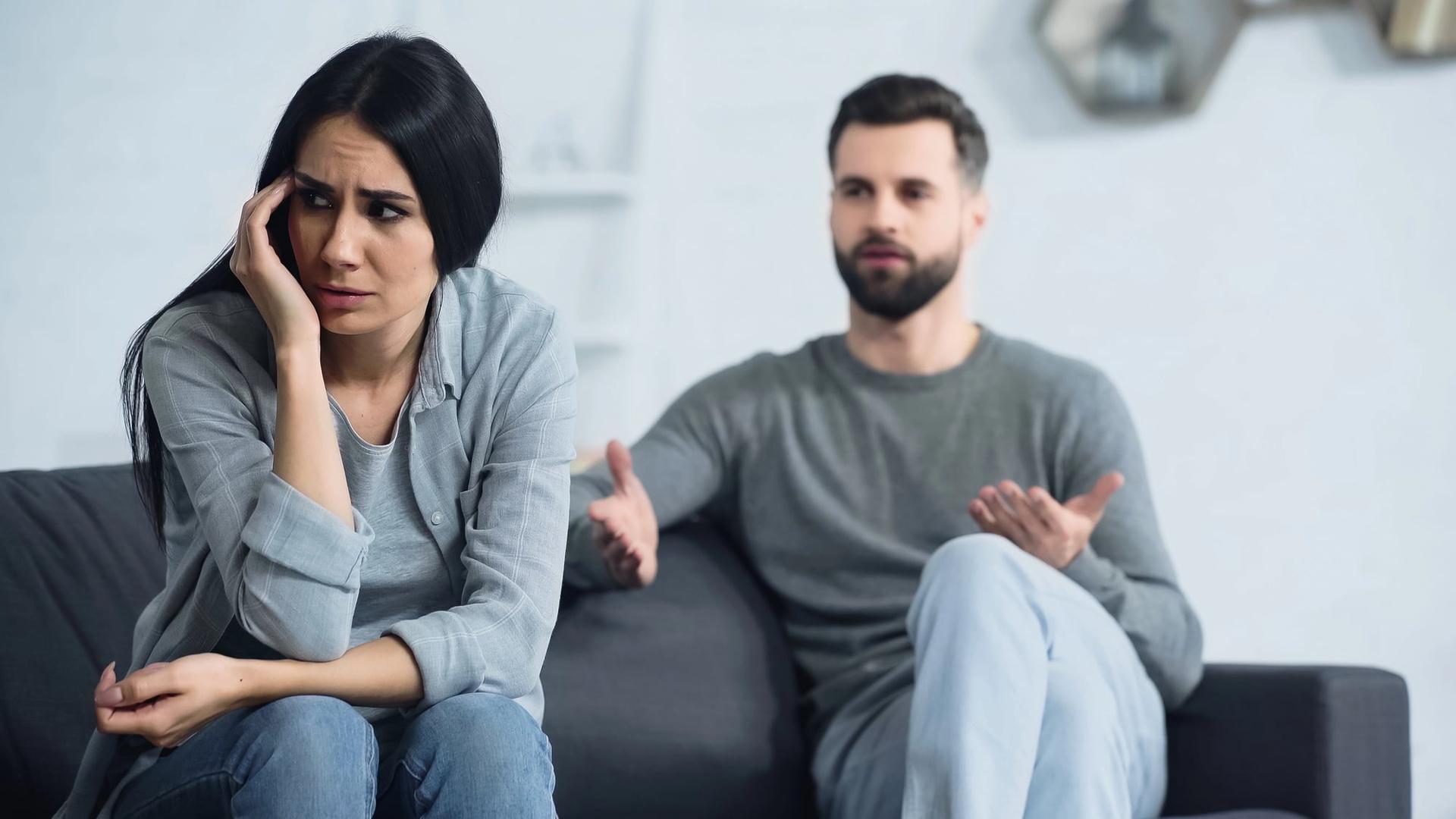 Diese 7 Sätze verraten dir, dass dein Partner emotional Abstand nimmt — Beziehung