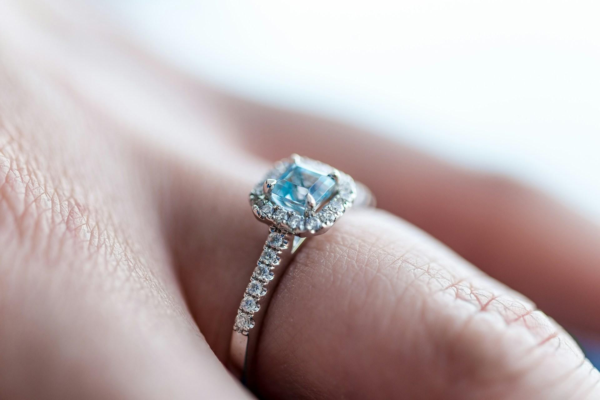 Diamanti colorati e forme uniche: le fedi nuziali più trendy del 2026 — Moda
