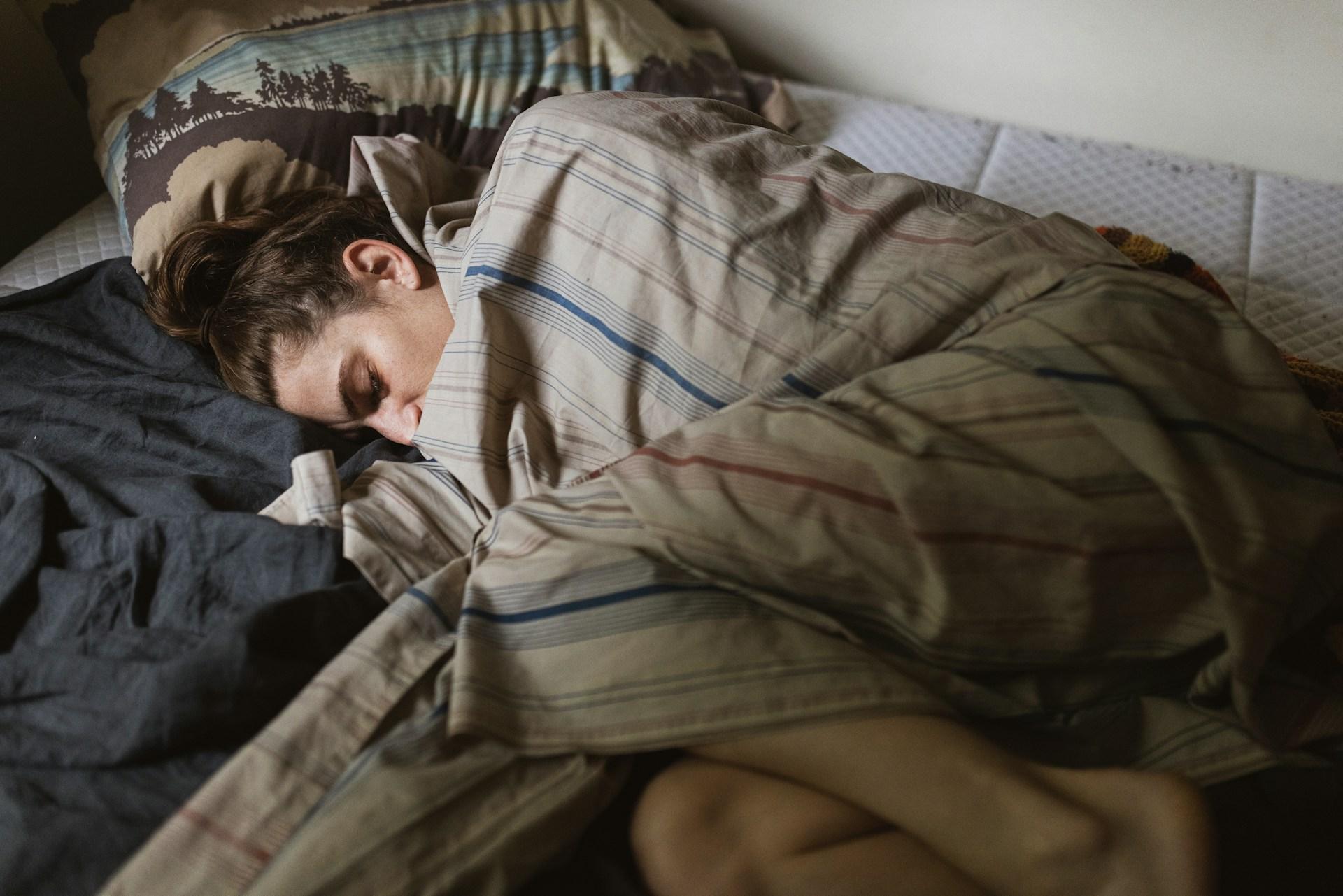 Tu n’es pas faible, juste fatigué·e. 6 signes que tu as trop longtemps essayé de rester fort·e — Mode de vie