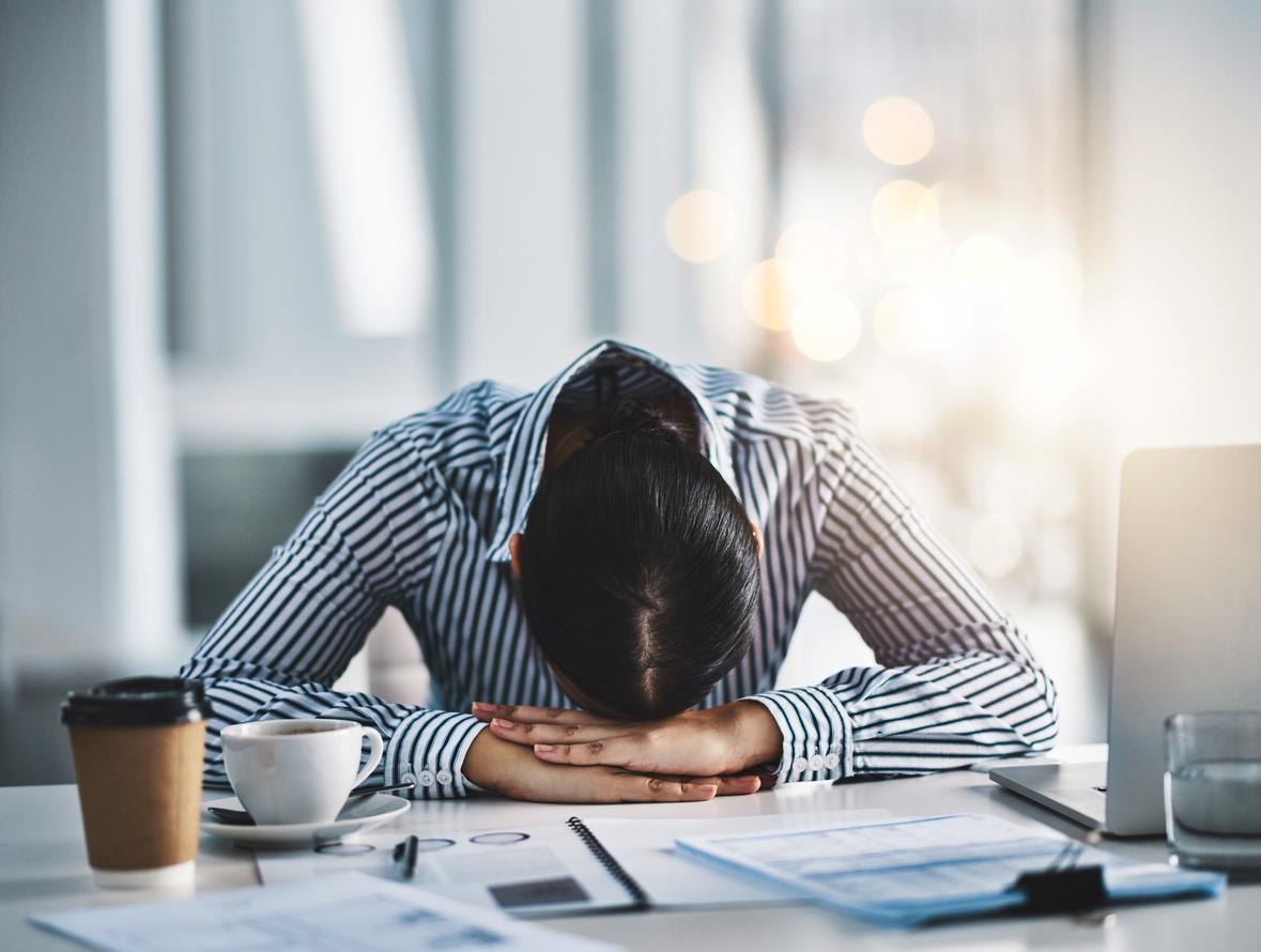 6 señales del agotamiento silencioso que podrías estar pasando por alto — Estilo de vida