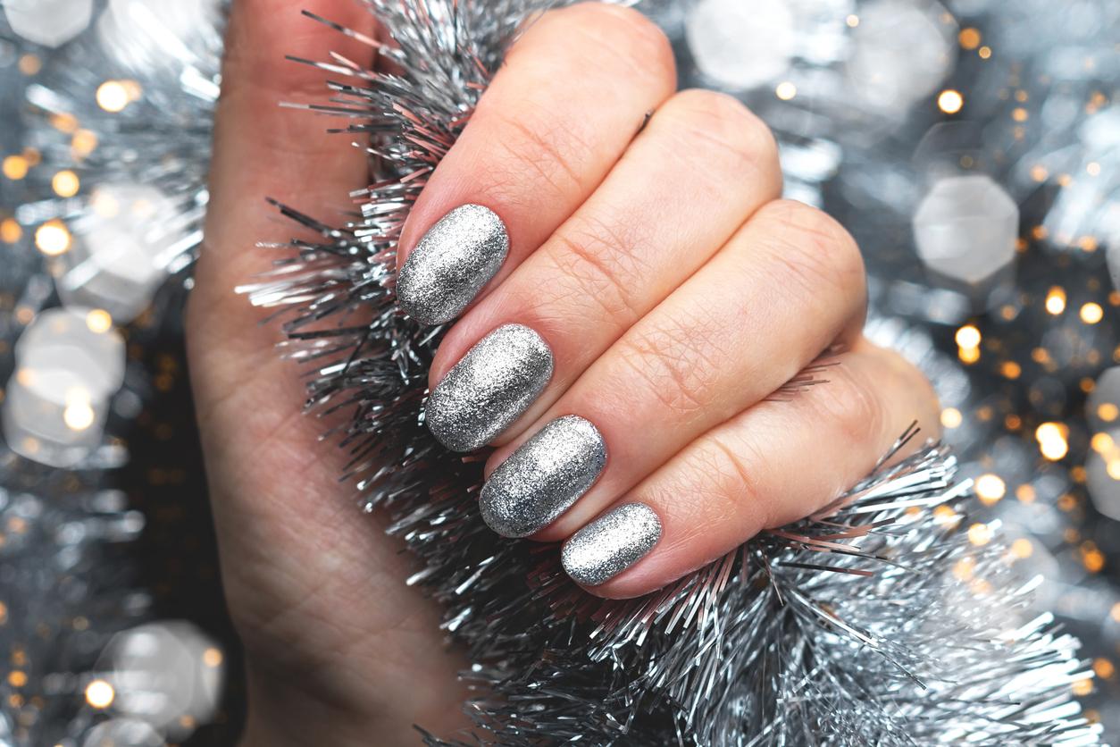 10 tendencias en uñas plateadas para Año Nuevo que te harán brillar — Moda
