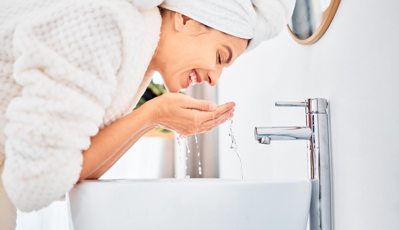 7 oli detergenti viso indispensabili che puliscono a fondo senza seccare la pelle — Viso