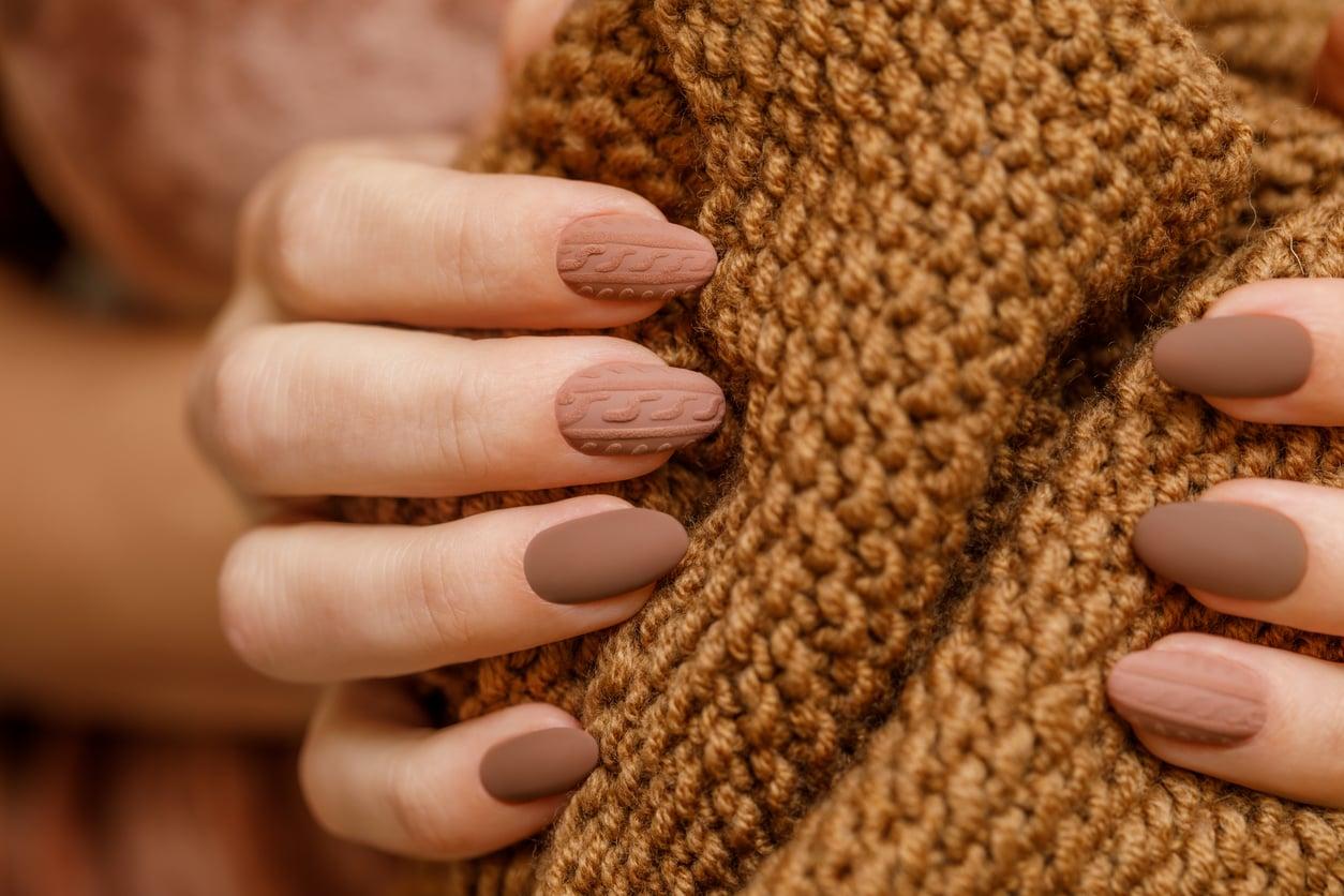 14 idee per manicure marrone invernali, dai motivi ispirati a Bambi all’espresso — Stile