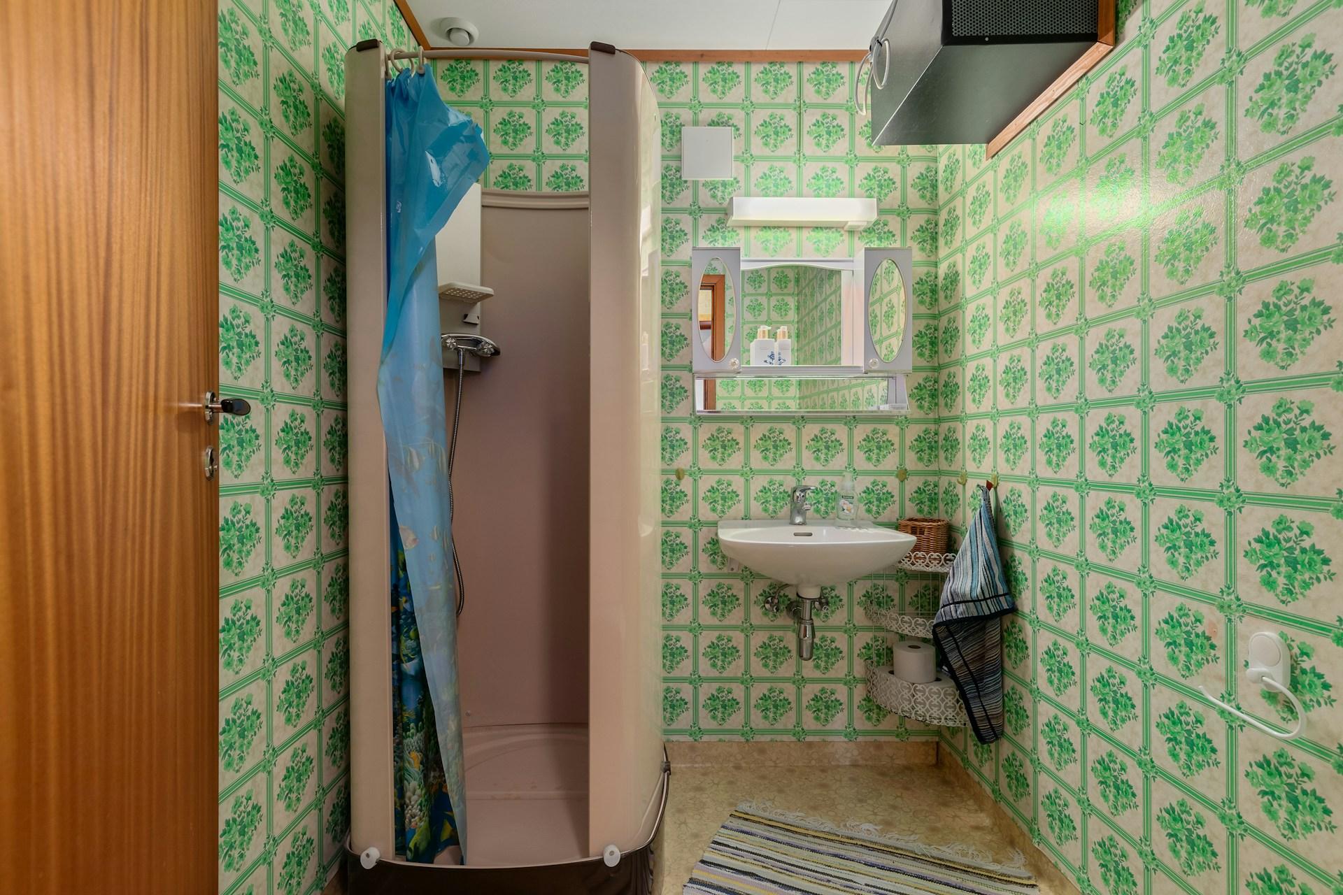 5 Details That Make Your Bathroom Look Ancient – Time to Consider a Renovation — Decor