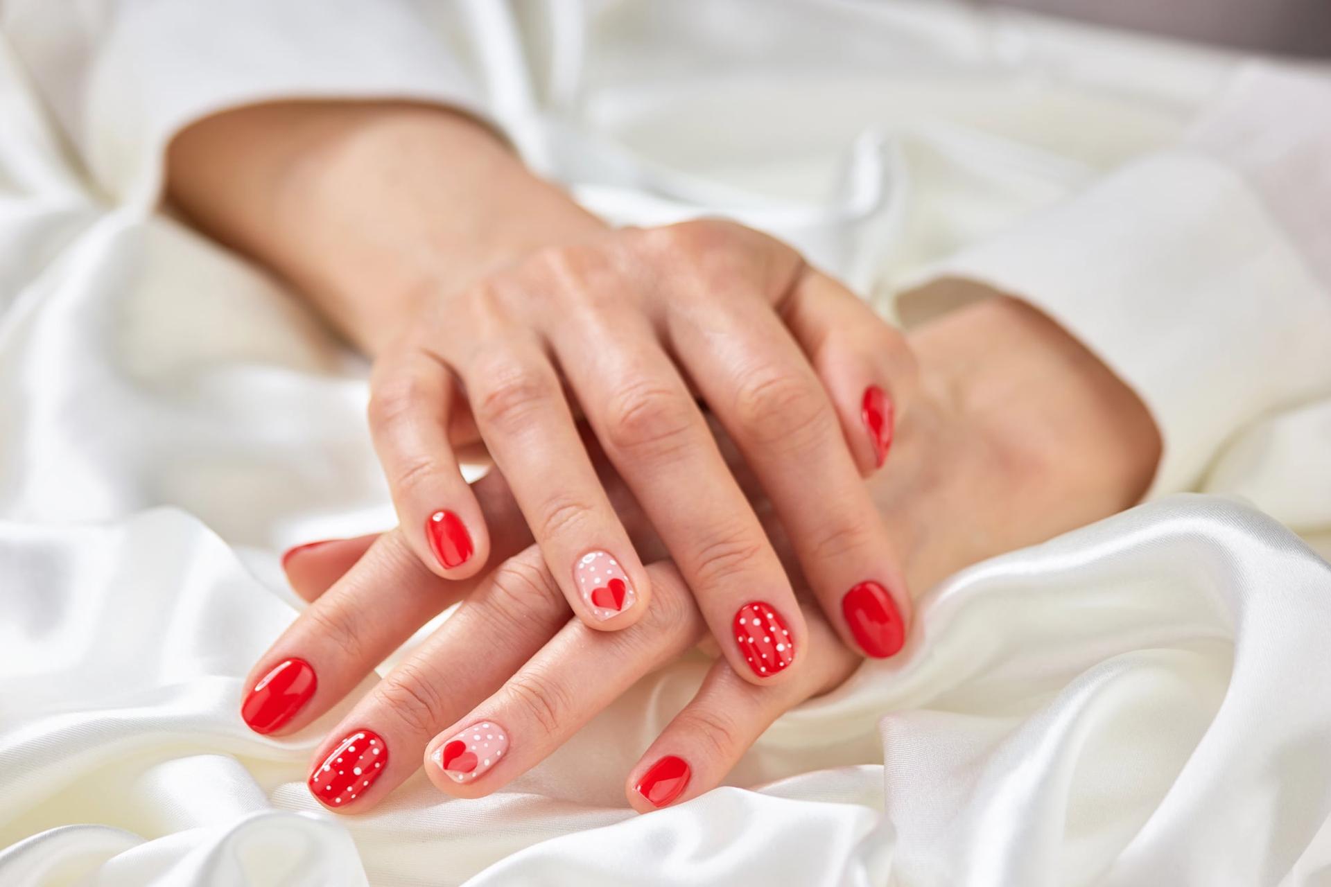 Le idee più creative per la manicure di San Valentino che fanno battere il cuore — Stile