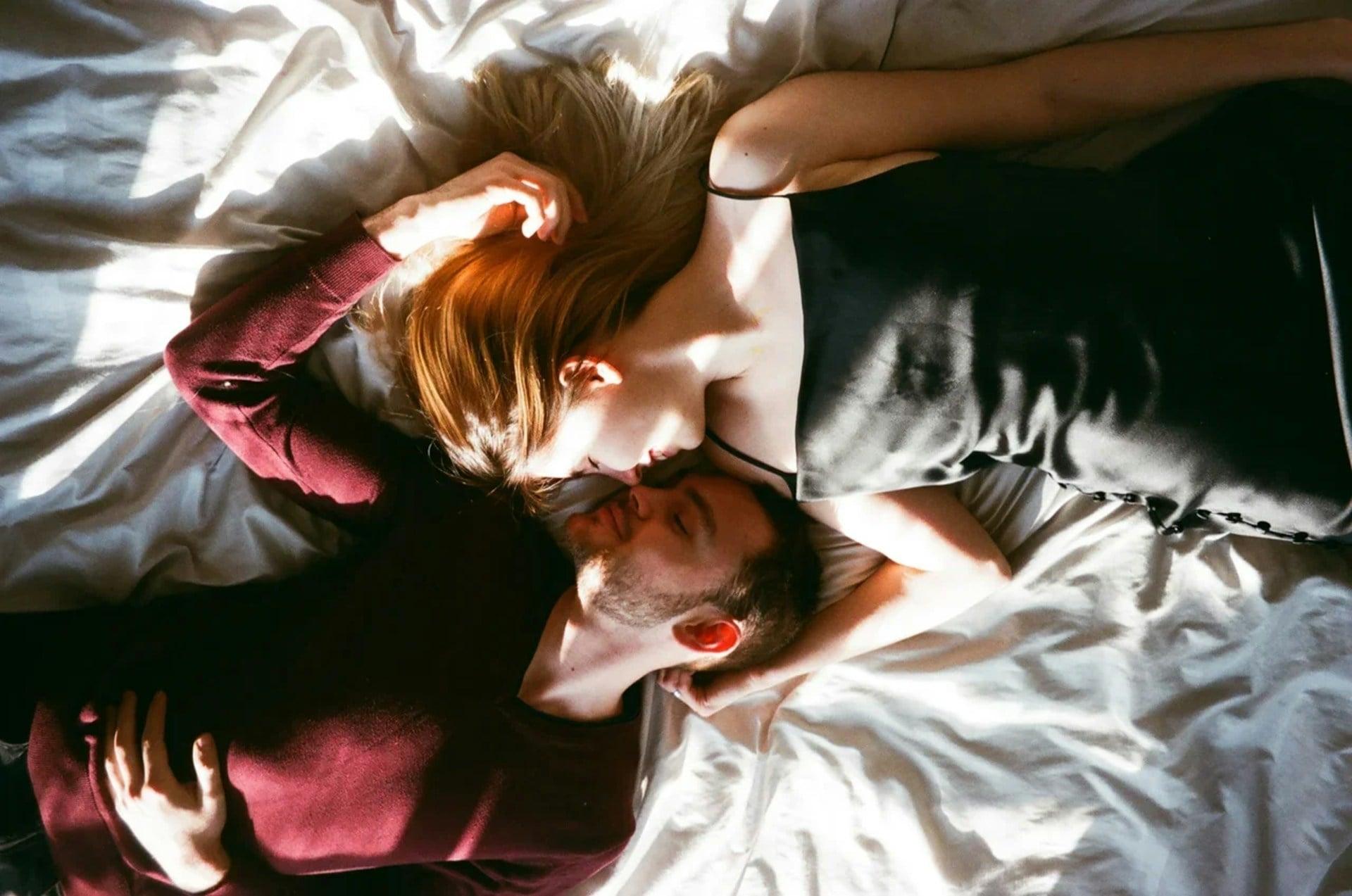 «Non è litigiosa, è sempre felice di vedermi.» - Confessioni di uomini su cosa fa la loro amante che la moglie non fa — Relazione
