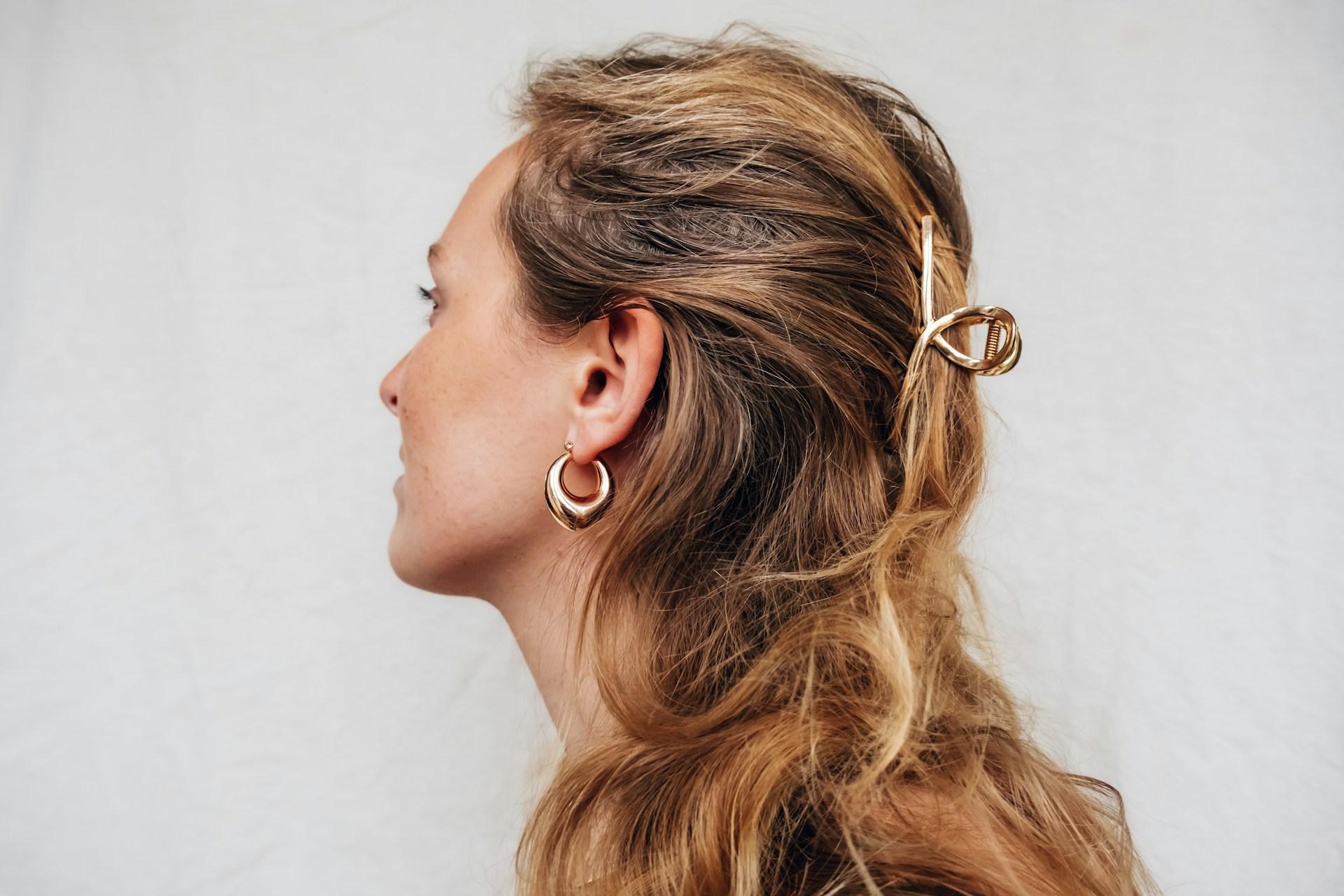 Les pinces à cheveux à dents abîment-elles vraiment les cheveux ? Ce que disent les experts — Cheveux
