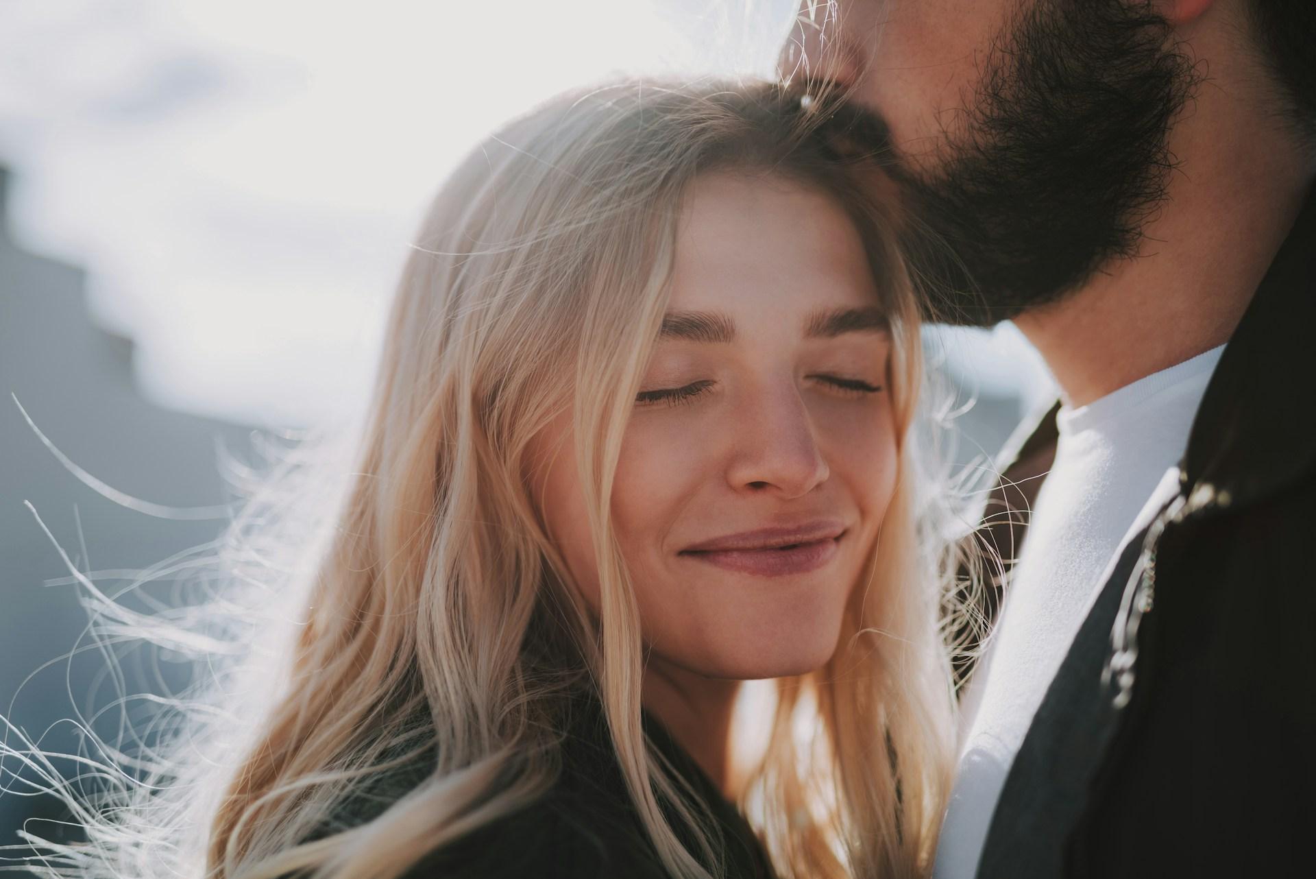 5 momenti in cui molte donne si dimenticano di sé nelle relazioni — Lifestyle