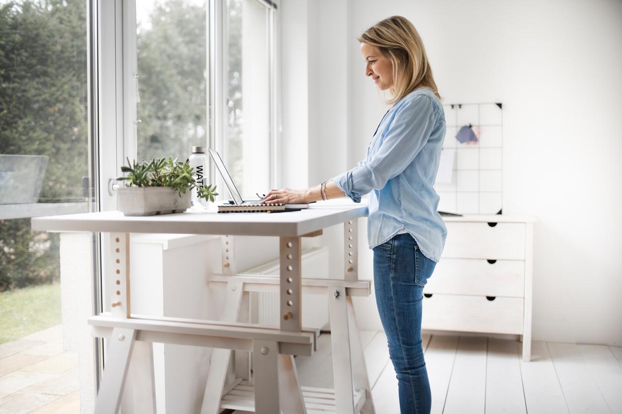 ¿Trabajas sentado? 5 razones poderosas para empezar a trabajar de pie hoy mismo — Salud